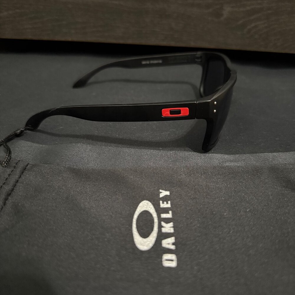 NEW Oakley Holbrook Mens Sunglasses 9102 Black Matte Frame Red Icons - Picture 4 of 7